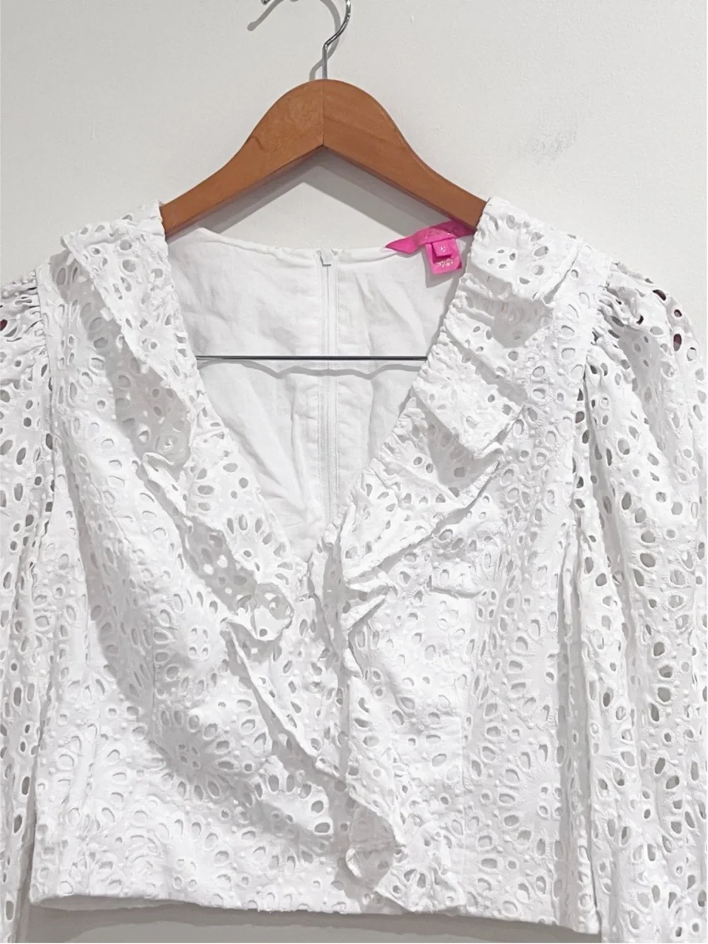 EUC Lilly Pulitzer Roca Resort White Eyelet Ruffle V-Neck Cropped Blouse